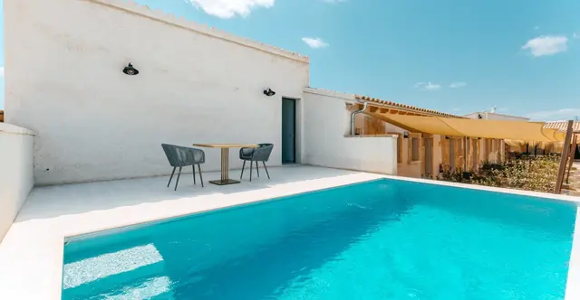 Can Cantó de Marina Adults Only: Piscina rectangular de agua turquesa en una terraza privada rodeada de paredes blancas. Al fondo se ve una mesa redonda 