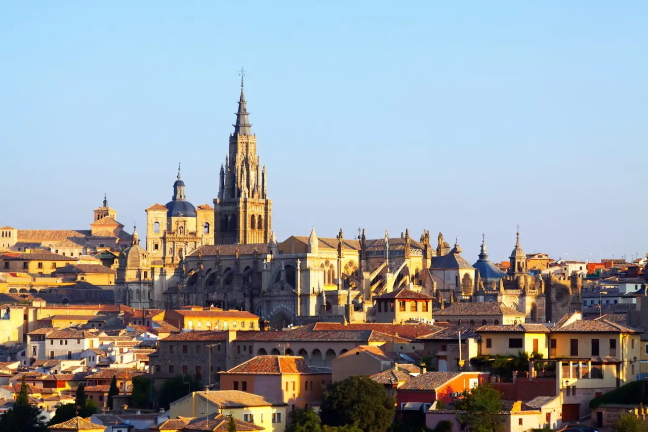 Vista panorámica de la ciudad de Toledo con la catedral gótica destacando entre los edificios históricos bajo