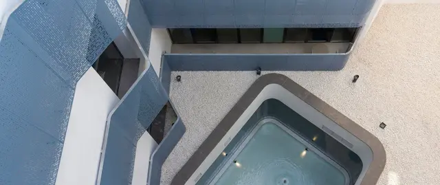 Hotel Macià Sevilla Kubb: Vista aérea de una bañera de hidromasaje rectangular en el patio interior de un edificio moderno con paredes
