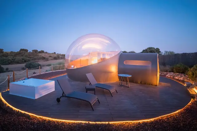 Miluna Open Nature Rooms: Vista exterior de una unidad de alojamiento con una bañera de hidromasaje blanca rectangular en una terraza de madera ci
